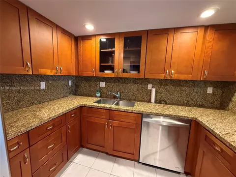 1000 Parkview Dr #905, Hallandale Beach, FL 33009
