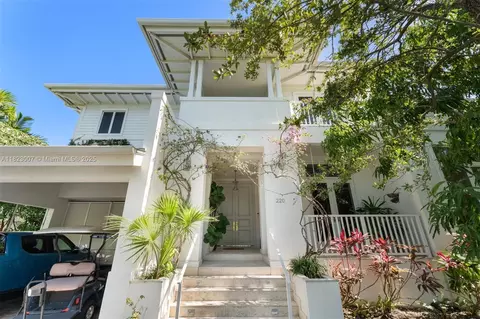 Exterior - 220 Cypress Dr, Key Biscayne, FL 33149 photo 12 of 13