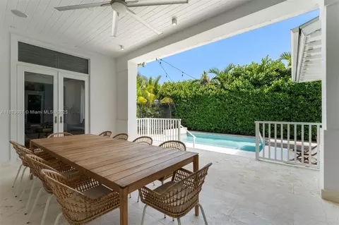 Exterior - 220 Cypress Dr, Key Biscayne, FL 33149 photo 5 of 13