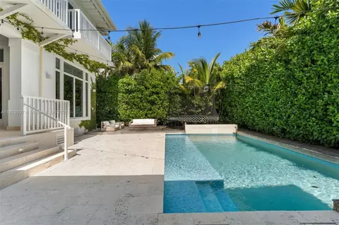 Exterior - 220 Cypress Dr, Key Biscayne, FL 33149 photo 10 of 13