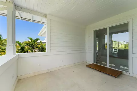 Exterior - 220 Cypress Dr, Key Biscayne, FL 33149 photo 4 of 13