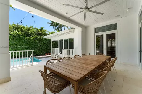Exterior - 220 Cypress Dr, Key Biscayne, FL 33149 photo 6 of 13
