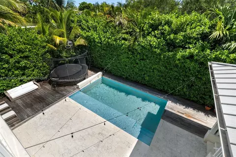 Exterior - 220 Cypress Dr, Key Biscayne, FL 33149 photo 2 of 13