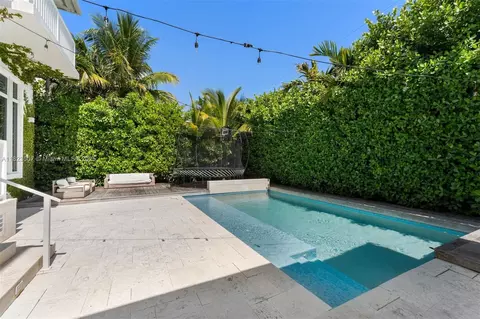 Exterior - 220 Cypress Dr, Key Biscayne, FL 33149 photo 7 of 13