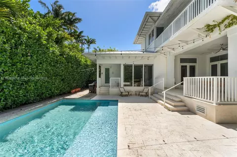 Exterior - 220 Cypress Dr, Key Biscayne, FL 33149 photo 8 of 13