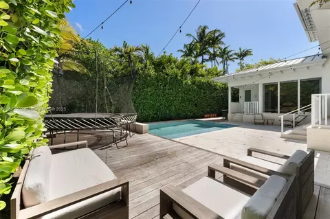 Exterior - 220 Cypress Dr, Key Biscayne, FL 33149 photo 9 of 13