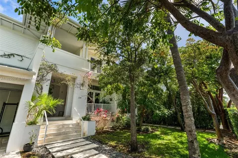 Exterior - 220 Cypress Dr, Key Biscayne, FL 33149 photo 11 of 13