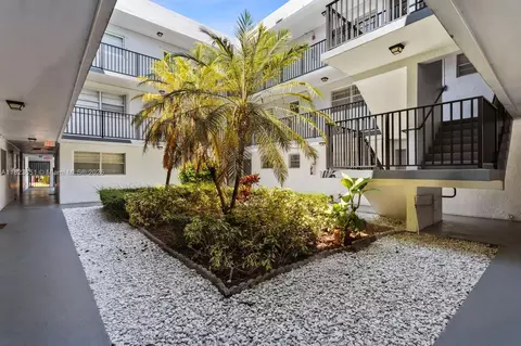 1800 SW 25th St #2102, Miami, FL 33133