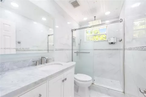 Bath - 30 E 52nd Pl, Hialeah, FL 33013 photo 3 of 3