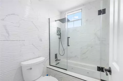 Bath - 30 E 52nd Pl, Hialeah, FL 33013 photo 2 of 3