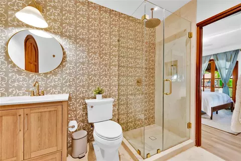 Bath - 111 Aledo Ave, Coral Gables, FL 33134 photo 3 of 11