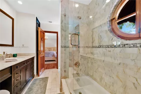 Bath - 111 Aledo Ave, Coral Gables, FL 33134 photo 5 of 11