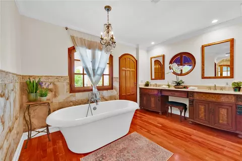 Bath - 111 Aledo Ave, Coral Gables, FL 33134 photo 7 of 11
