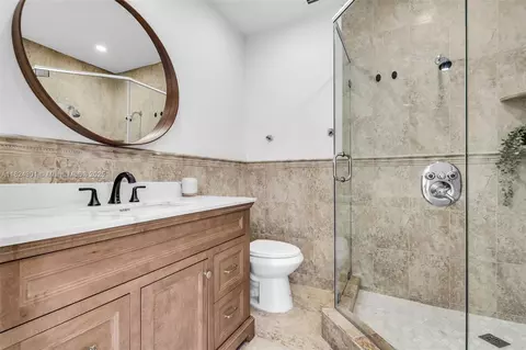 Bath - 4660 W 8th Pl, Hialeah, FL 33012 photo 3 of 4