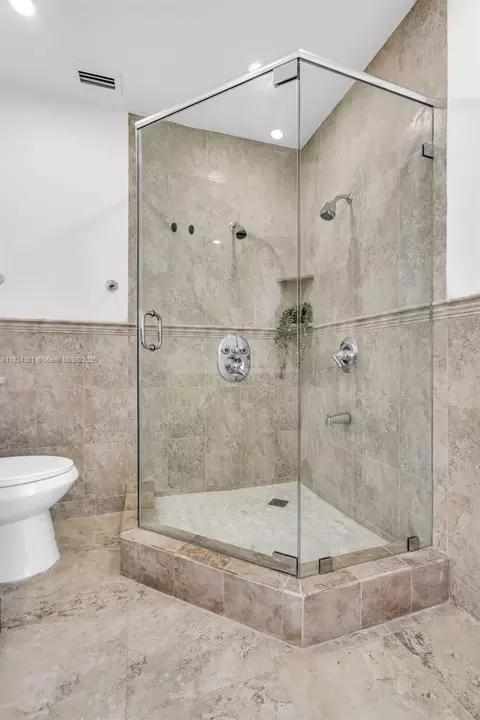 Bath - 4660 W 8th Pl, Hialeah, FL 33012 photo 4 of 4