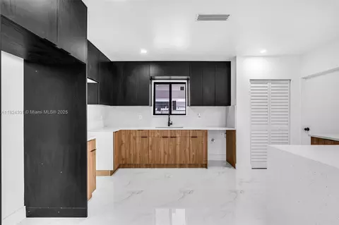 Kitchen - 4660 W 8th Pl, Hialeah, FL 33012 photo 3 of 3