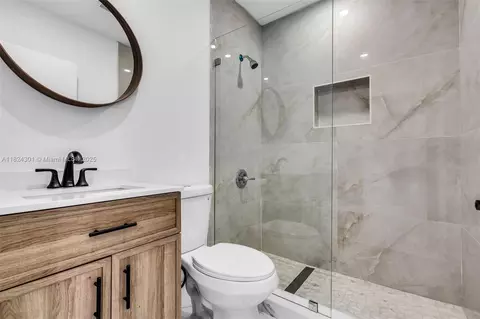 Bath - 4660 W 8th Pl, Hialeah, FL 33012 photo 2 of 4