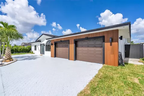 Exterior - 4660 W 8th Pl, Hialeah, FL 33012 photo 3 of 7