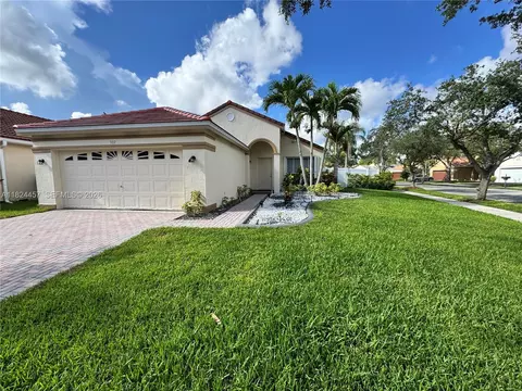 922 Falling Water Rd, Weston, FL 33326