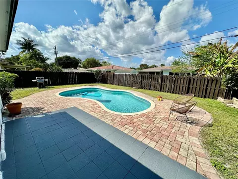4861 NE 8th Ave, Oakland Park, FL 33334
