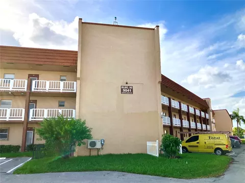 9041 Sunrise Lakes Blvd #208, Sunrise, FL 33322