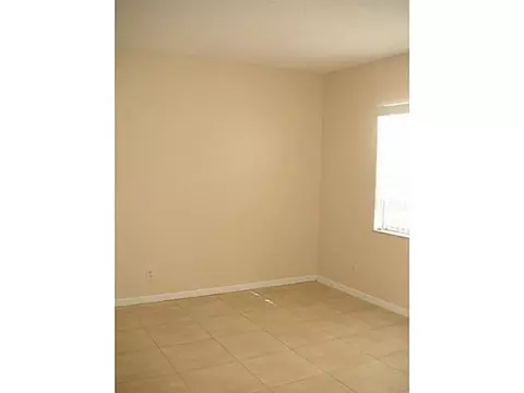 2101 NW 27th St, Oakland Park, FL 33311