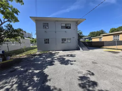 925 NW 69th St, Miami, FL 33150