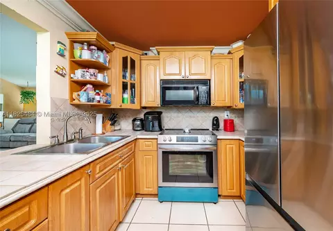 10010 NW 9th St Cir #203, Miami, FL 33172