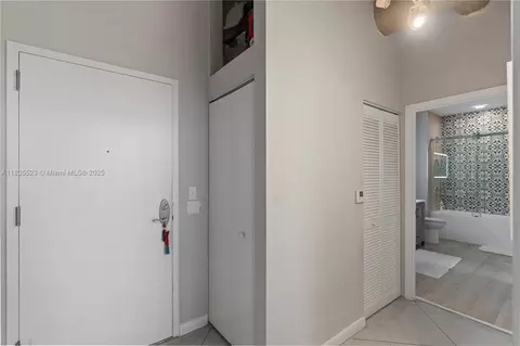 Entry Way - 2001 Biscayne Blvd #2201, Miami, FL 33137 photo 3 of 4