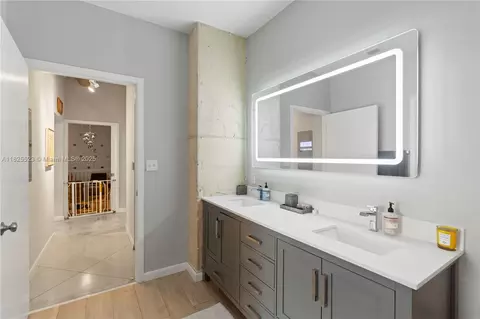 Bath - 2001 Biscayne Blvd #2201, Miami, FL 33137 photo 2 of 2