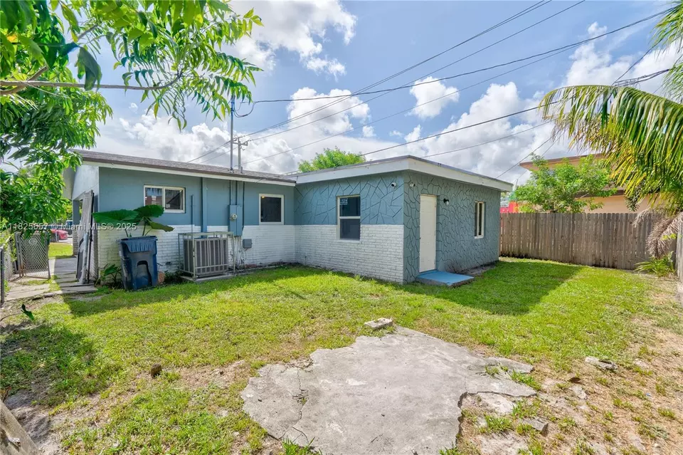 Exterior - 538 NW 18th Ave, Fort Lauderdale, FL 33311 photo 4 of 6