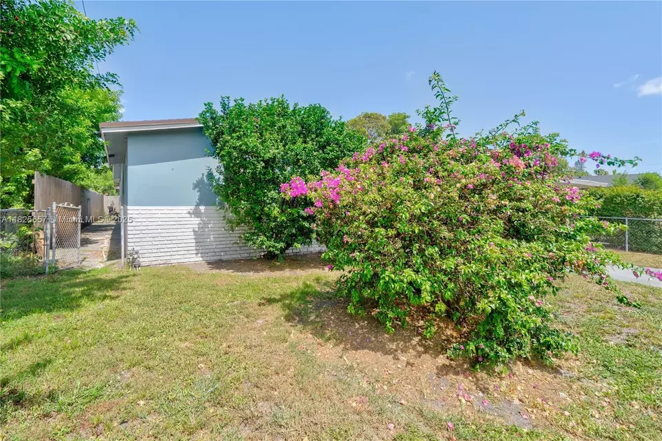 Exterior - 538 NW 18th Ave, Fort Lauderdale, FL 33311 photo 2 of 6