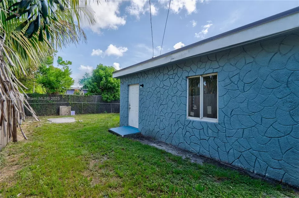 Exterior - 538 NW 18th Ave, Fort Lauderdale, FL 33311 photo 6 of 6