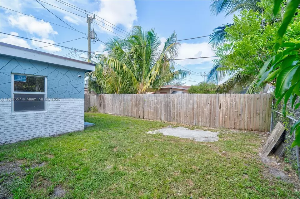 Exterior - 538 NW 18th Ave, Fort Lauderdale, FL 33311 photo 5 of 6