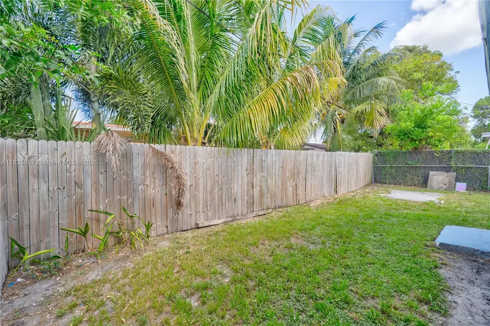Exterior - 538 NW 18th Ave, Fort Lauderdale, FL 33311 photo 3 of 6