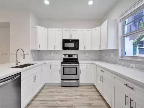 1033 NE 17th Way #904, Fort Lauderdale, FL 33304