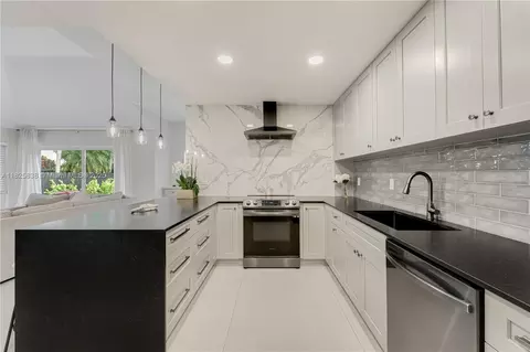 9248 Magnolia Ct, Davie, FL 33328