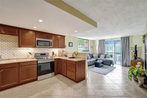 7100 NW 17th St #402, Plantation, FL 33313