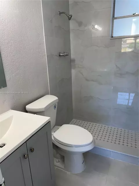 Bath - 954 W 72nd Pl, Hialeah, FL 33014 photo 1 of 2