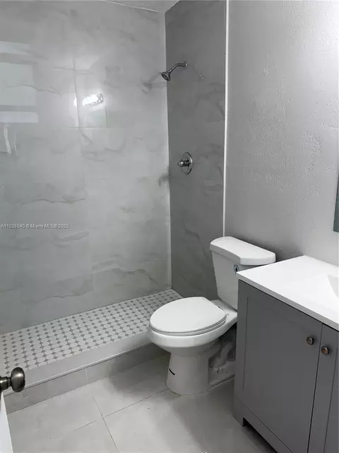 Bath - 954 W 72nd Pl, Hialeah, FL 33014 photo 2 of 2