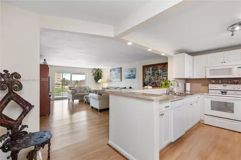 431 SE 3rd St #305, Dania Beach, FL 33004