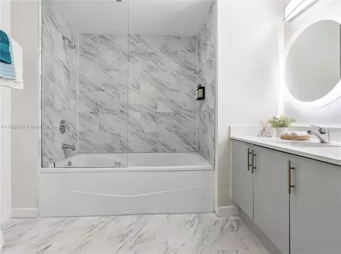 Bath - 2889 Mcfarlane Rd #1908, Miami, FL 33133 photo 2 of 4