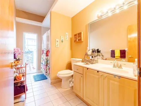 Bath - 16523 NW 77th Path, Miami Lakes, FL 33016 photo 3 of 5