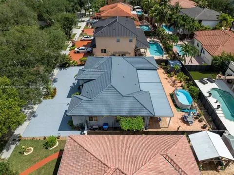 View/Area - 16523 NW 77th Path, Miami Lakes, FL 33016 photo 5 of 14