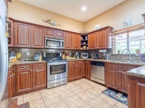 Kitchen - 16523 NW 77th Path, Miami Lakes, FL 33016 photo 2 of 4