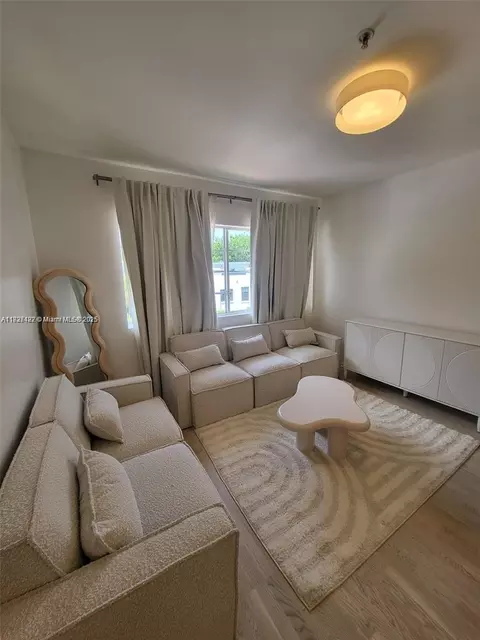 810 7th St #206, Miami Beach, FL 33139