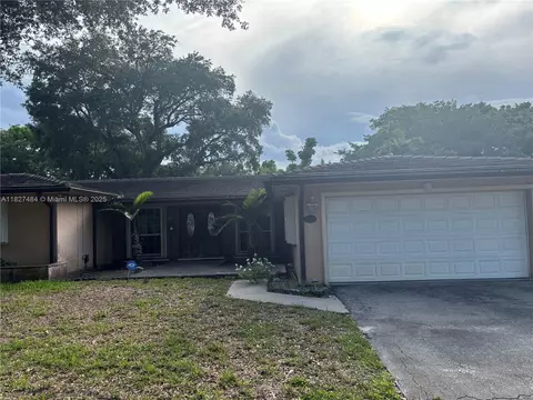 14520 Sabal Dr, Miami Lakes, FL 33014