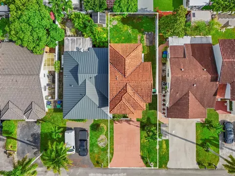 View/Area - 20155 E Oakmont Cir, Hialeah, FL 33015 photo 3 of 4