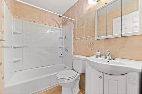 Bath - 20155 E Oakmont Cir, Hialeah, FL 33015 photo 2 of 5