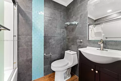 Bath - 20155 E Oakmont Cir, Hialeah, FL 33015 photo 4 of 5